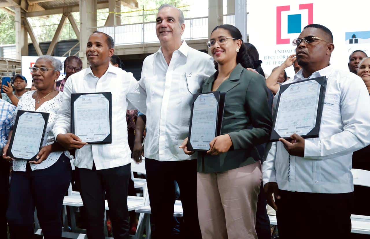 El presidente Abinader posa con algunos de los que recibieron sus respectivos títulos de propiedad.