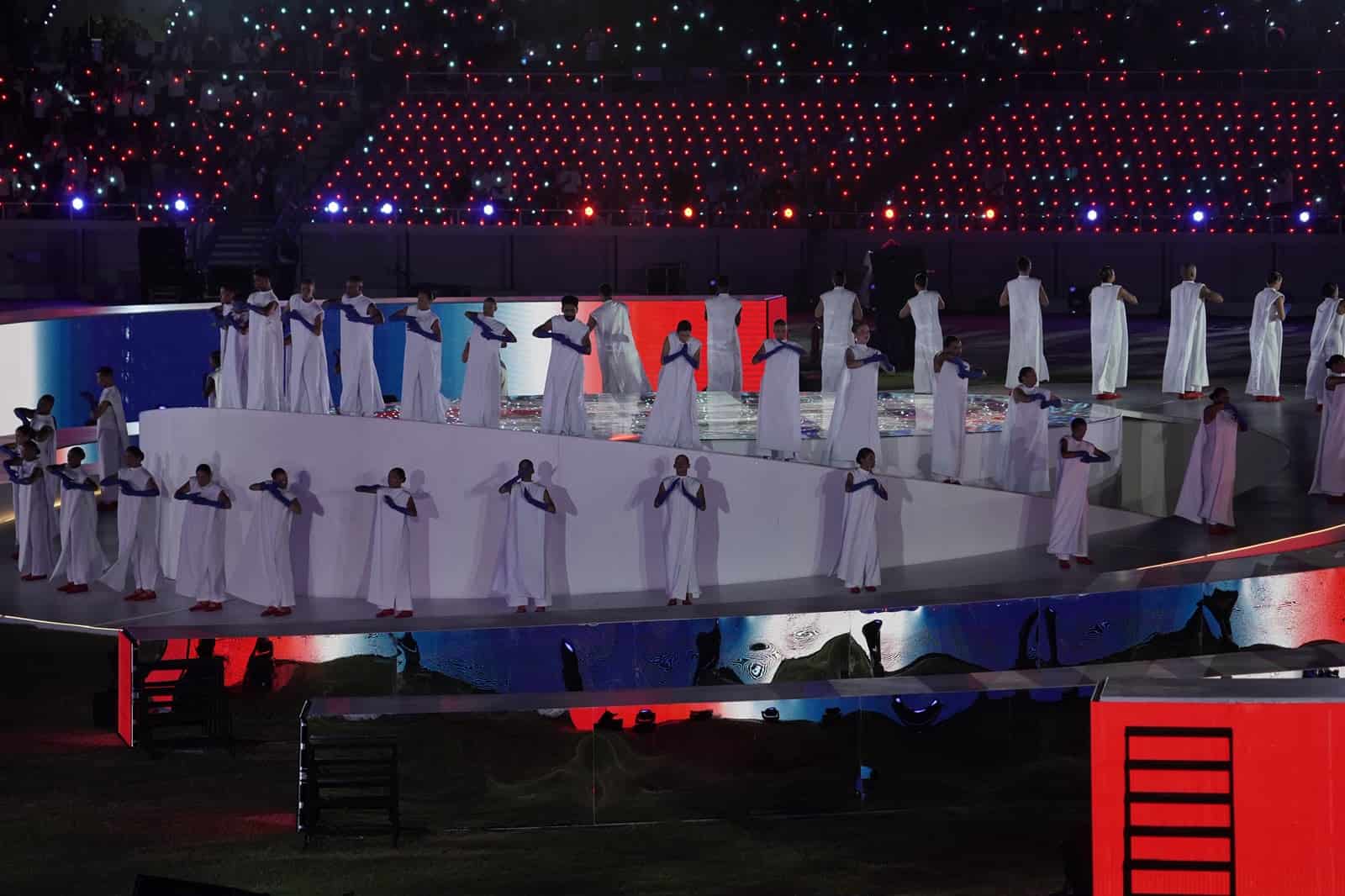 La interpretación del himno nacional dominicano en lengua de señas por la Compañía Nacional de Danza Contemporánea.