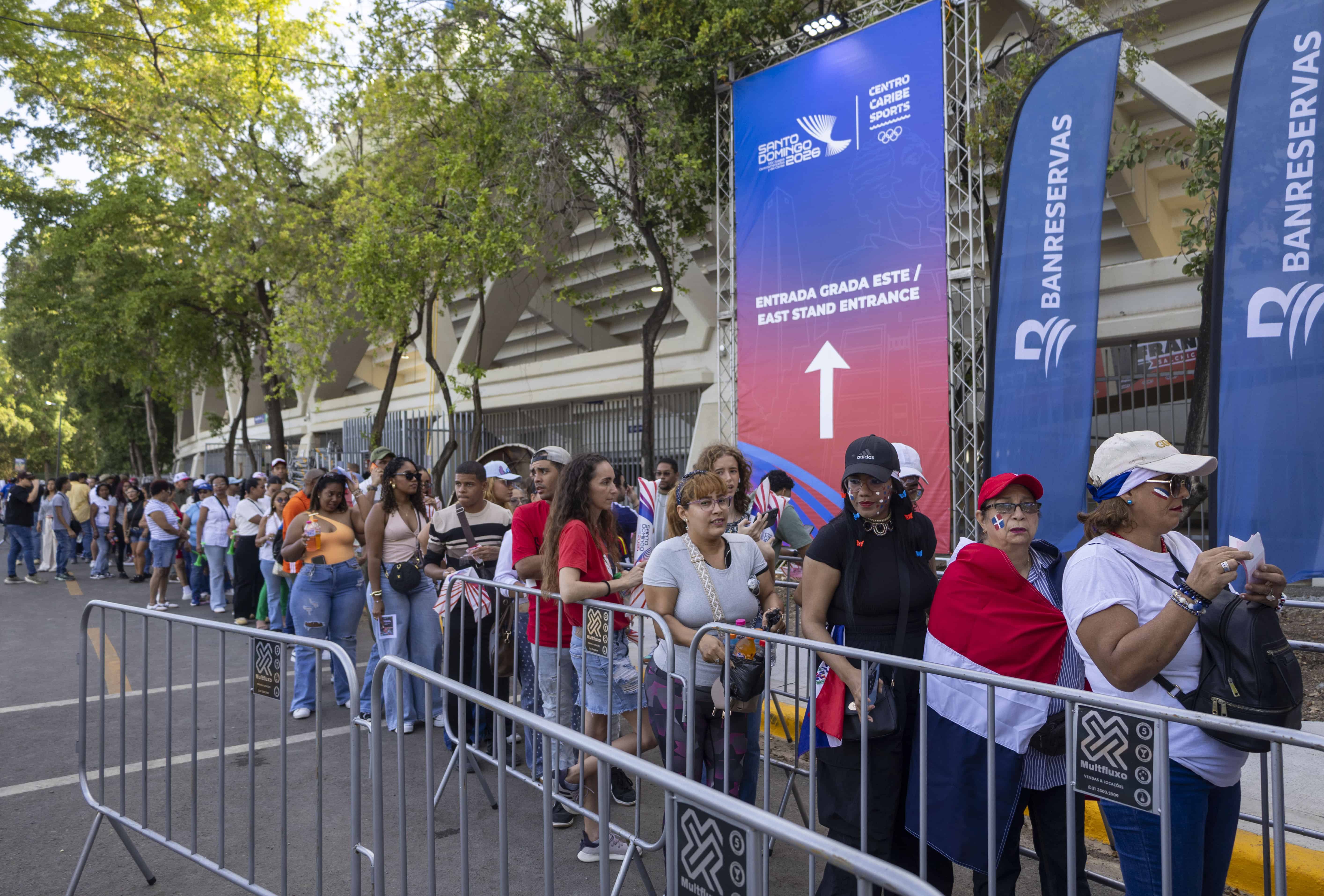 Cientos de personas hicieron fila para ingresar al Estadio Olímpico Félix Sánchez y asistir a la ceremonia inaugural de los Juegos Centroamericanos y del Caribe Santo Domingo 2026.