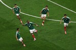 México avanza a octavos de final del Mundial tras derrotar 2-0 a Ecuador