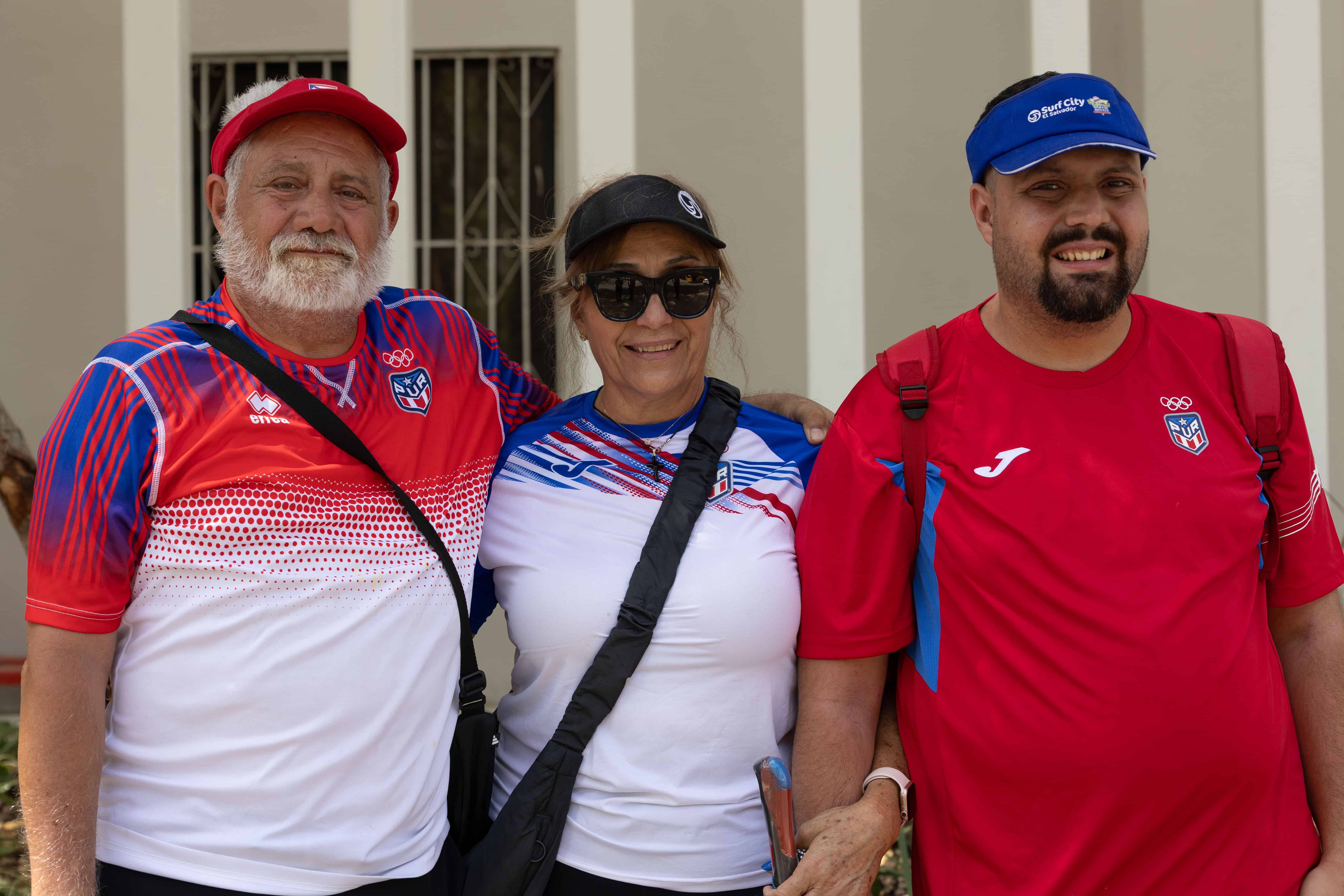 Parte de la fanaticada de Puerto Rico celebrando el triunfo de su selección