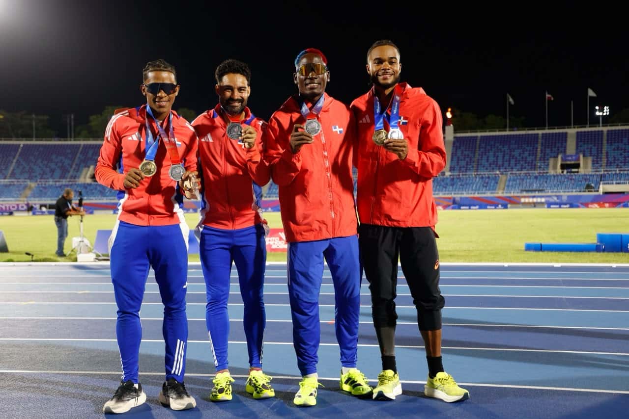 El relevo 4x400 masculino subió al podio con la medalla de plata. El equipo está integrado por por Gabriel Moronta, Luguelin Santos, Lidio Feliz y Yeral Núñez.