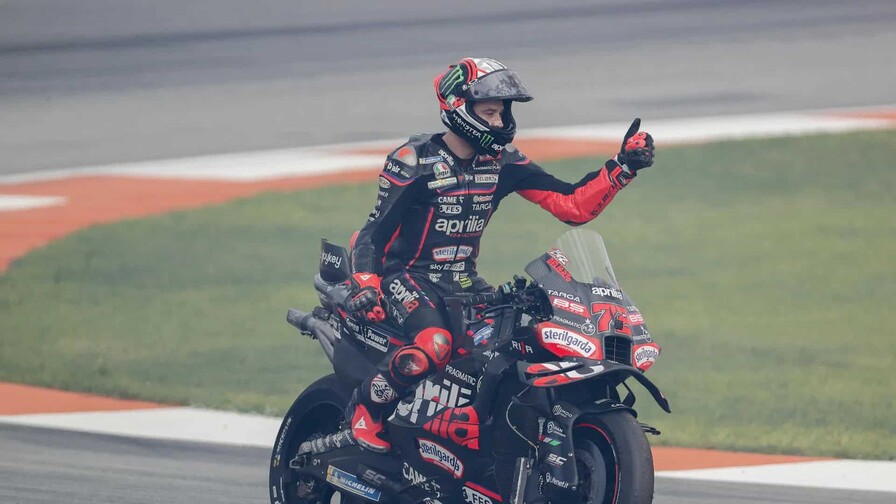 VIDEO | Marco Bezzecchi, líder del mundial de Moto GP, es suspendido por agredir a un comisario