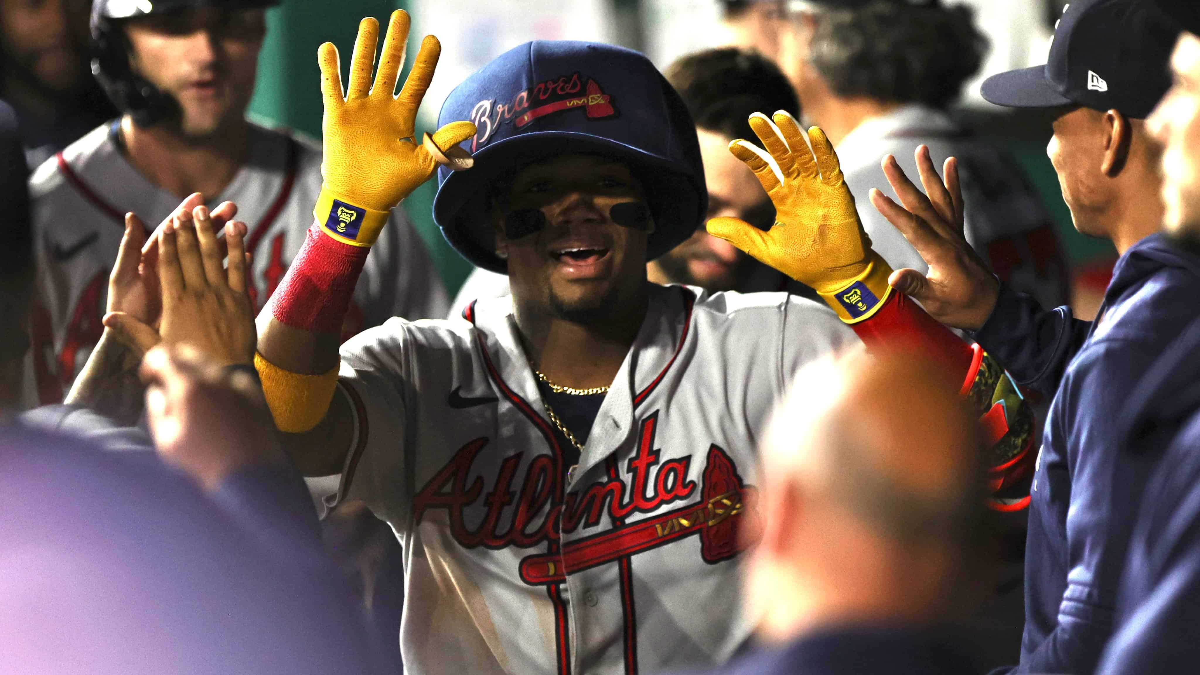 El venezolano Ronald Acuña Jr. conectó cuadrangular el 14 de abril del 2023, y celebró en el dugout con la gorra gigante.<br>