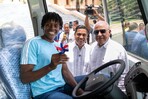 El Gobierno entrega un autobús a la fundación de la campeona olímpica Marileidy Paulino