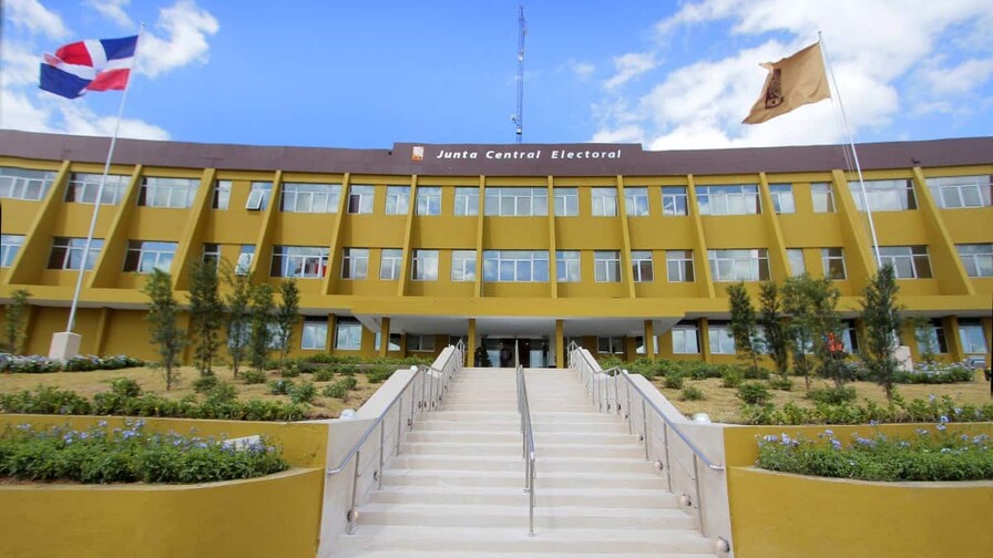 Junta Central Electoral y la prohibición de encuestas Dos miembros de la JCE cuestionaron que el Pleno pudiera suspender la prohibición de encuestas