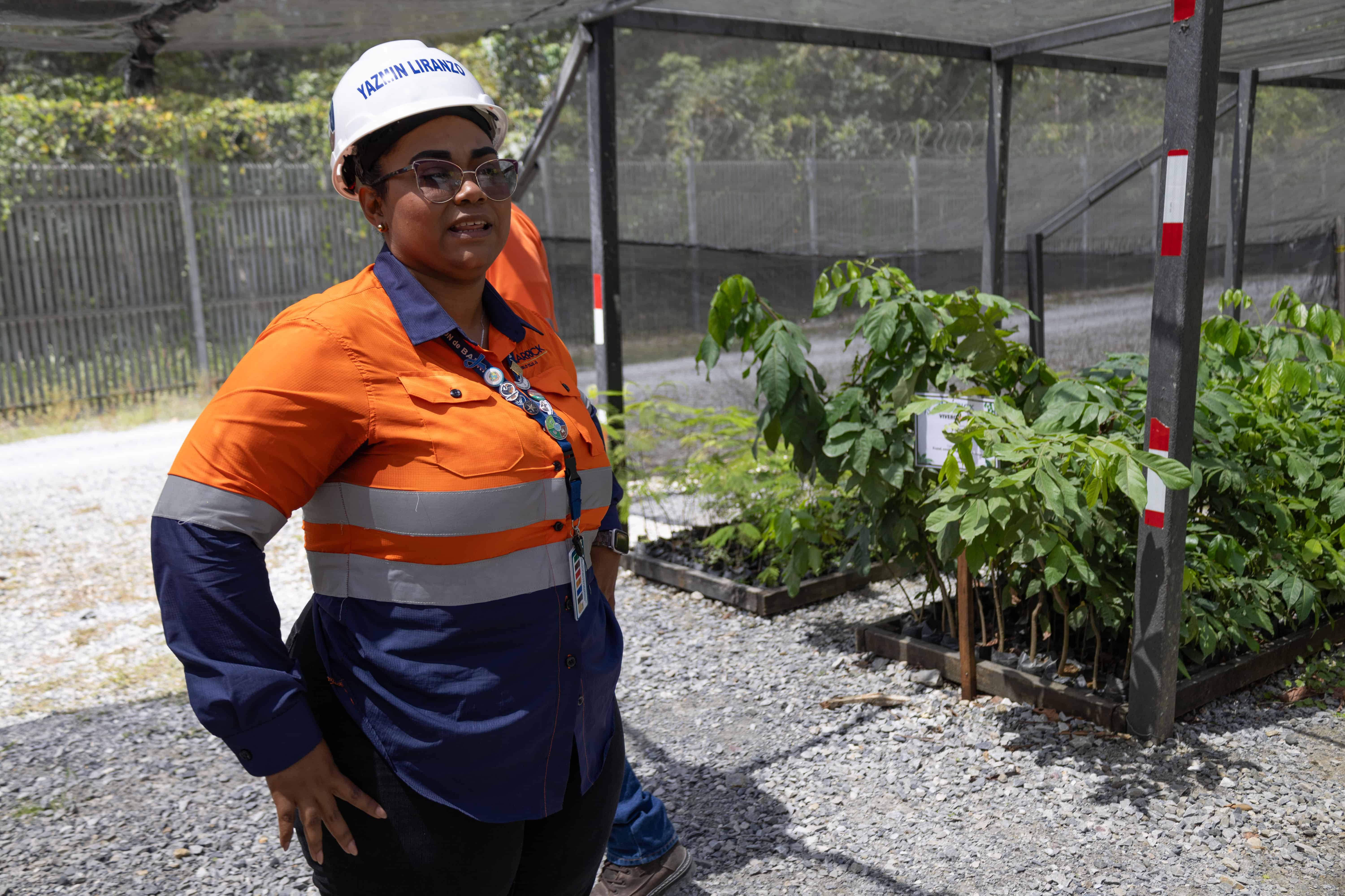 Yasmin Liranzo, del área de biodiversidad de Barrick.