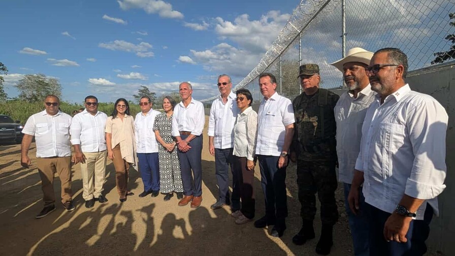 Abinader exhibe frontera militarizada ante presidente de Honduras