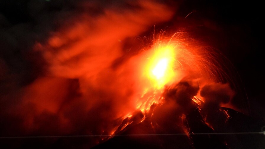 Evacúan en Guatemala a dos aldeas ante aumento de erupciones de volcán de Fuego
