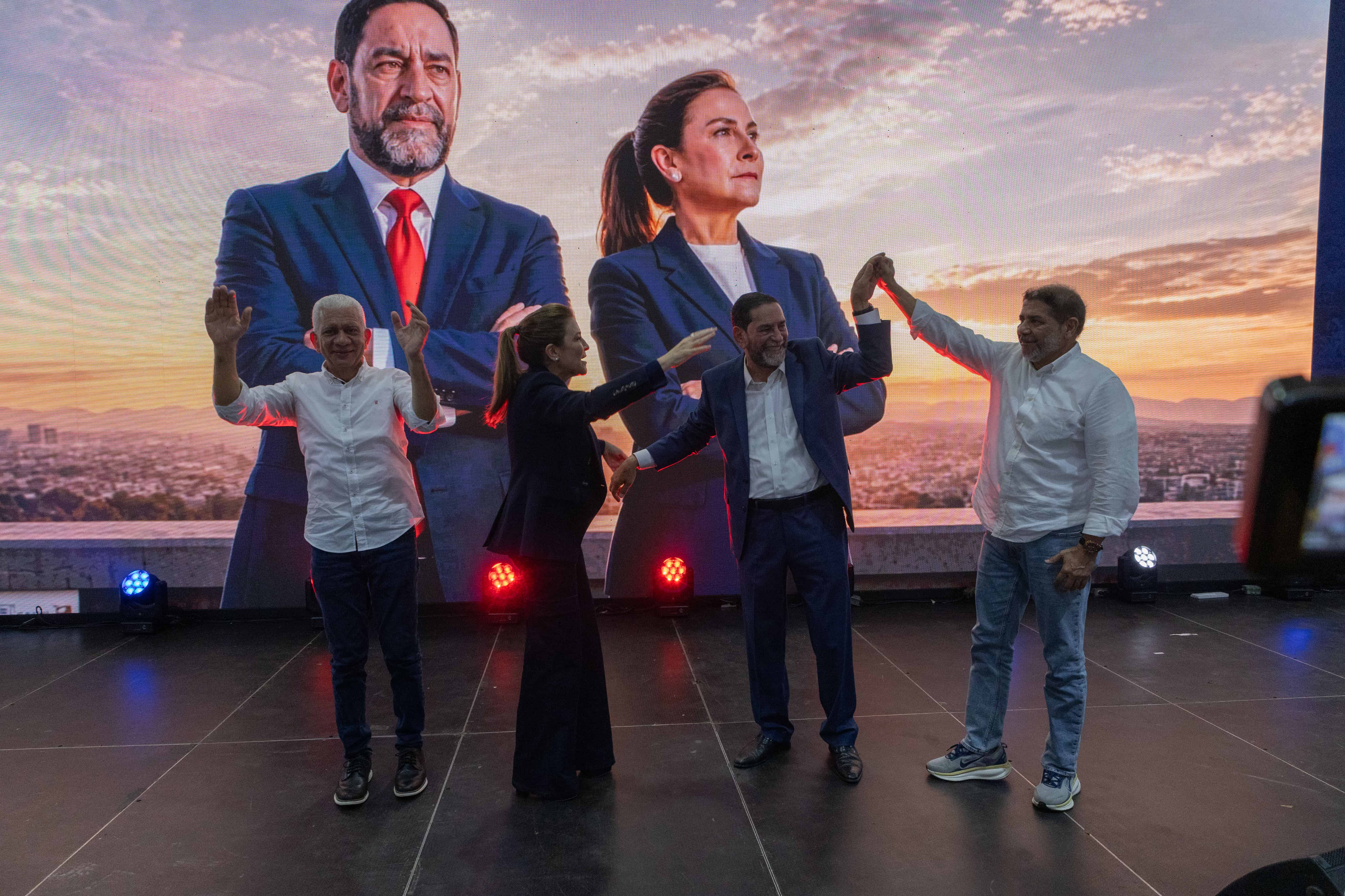 Ricardo de los Santos, jefe de campaña de Carolina Mejía; Carolina Mejía, aspirante presidencial;Eligio Jáquez, dirigente del PRD, y Límbert Cruz, exministro de Agricultura. Ricardo de los Santos, jefe de campaña de Carolina Mejía; Carolina Mejía, aspirante presidencial; Eligio Jáquez, dirigente del PRD, y Limbert Cruz, exministro de Agricultura. 