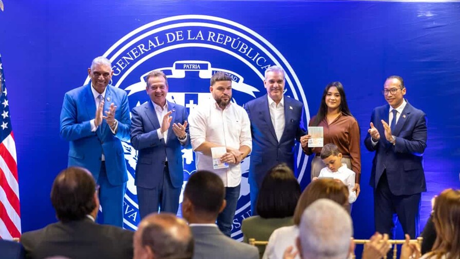 Abinader llega a Nueva York y encabeza entrega del primer pasaporte electrónico a dominicanos