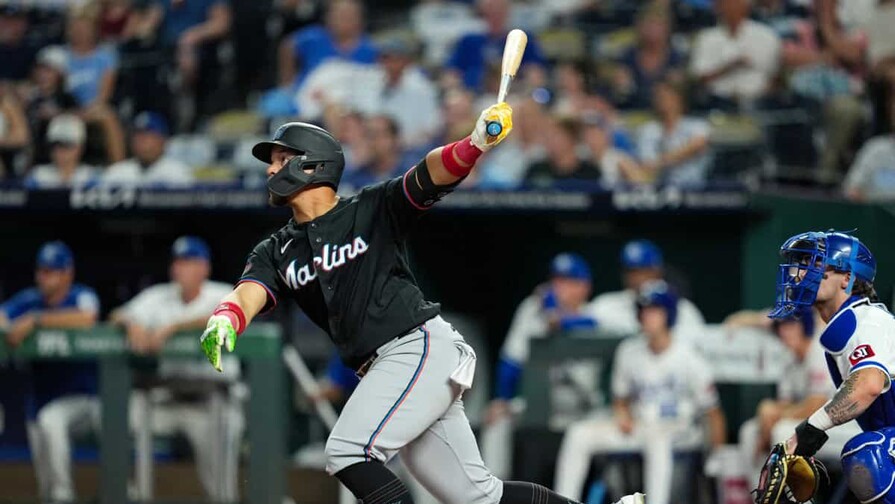 Eury Pérez domina a los Braves y completa su primer juego Heriberto Hernández y Agustín Ramírez jonronean, pero los Reales evitan ser barridos por Miami