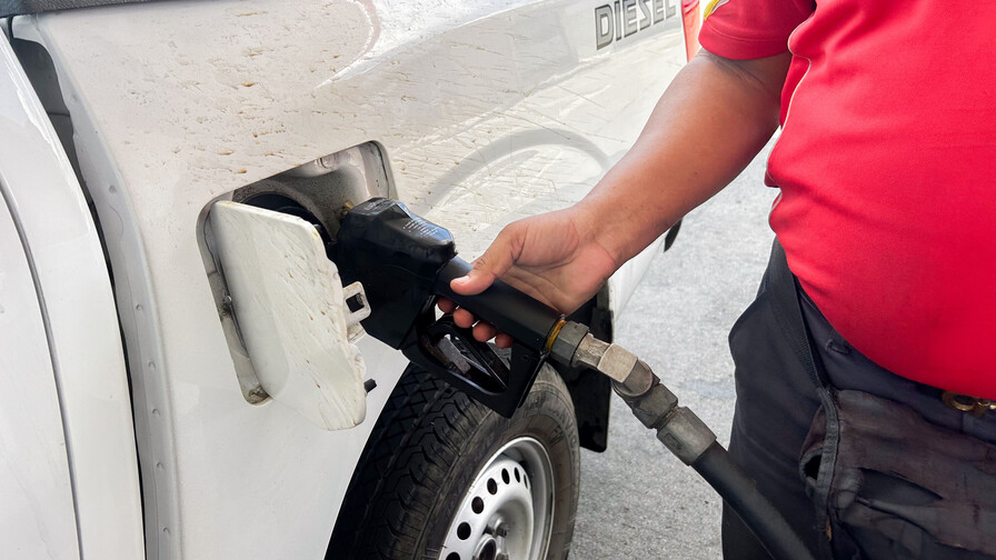 La guerra en el Golfo pasa factura a RD: los combustibles suben hasta RD$51 por galón
