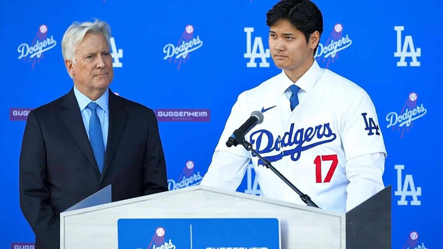Denuncian acuerdos ocultos entre magnate Walter y Magic Johnson La tormenta de Mark Walter y los Dodgers