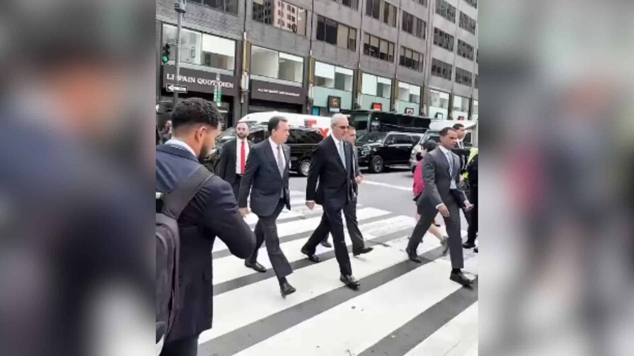 Abinader camina por calles de Manhattan para llegar a la ONU ante el congestionamiento vehicular