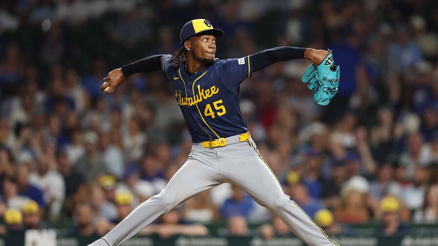 Abner Uribe, el brazo dominicano que sostiene el bullpen de Milwaukee