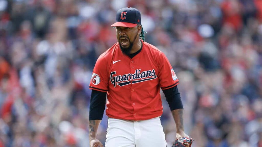 Clase y Ortiz intentaron engañar a investigadores en caso de apuestas Los lanzadores dominicanos Emmanuel Clase y Luis Ortiz en licencia no disciplinaria sin sueldo