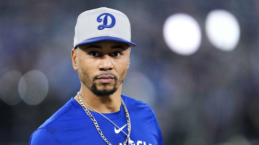 Julio Rodríguez, Otto López y Nasim Núñez al premio Roberto Clemente Mookie Betts gana el premio Roberto Clemente