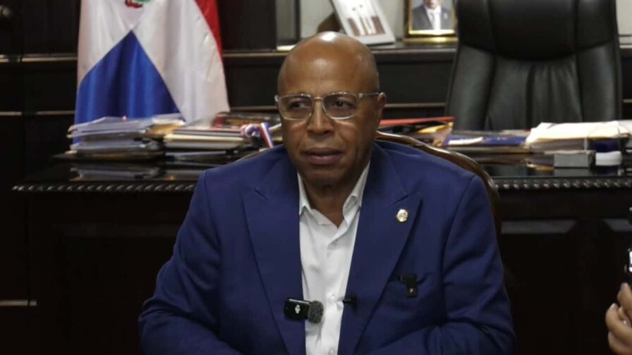 Pacheco expone argumentos sobre proyecto de enseñar creole