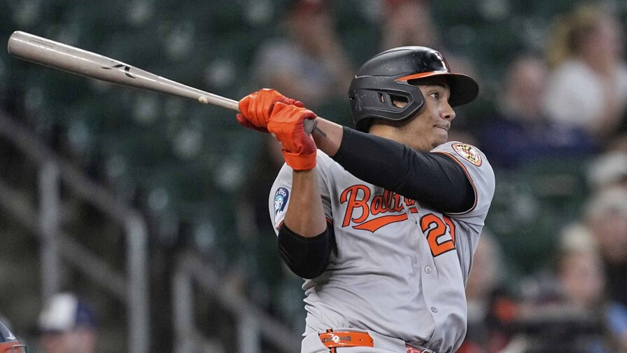 Samuel Basallo saca provecho al compartir con su padre; decide triunfo de Orioles