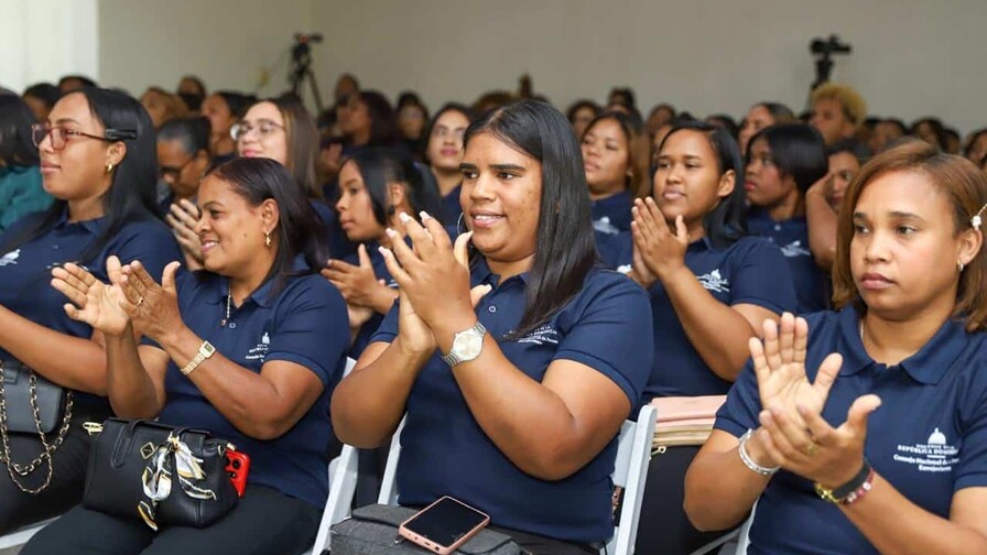 Servicios de cuidados en San Cristóbal por Supérate Supérate y Conape habilitan 71 personas cuidadoras para atención domiciliaria en Azua