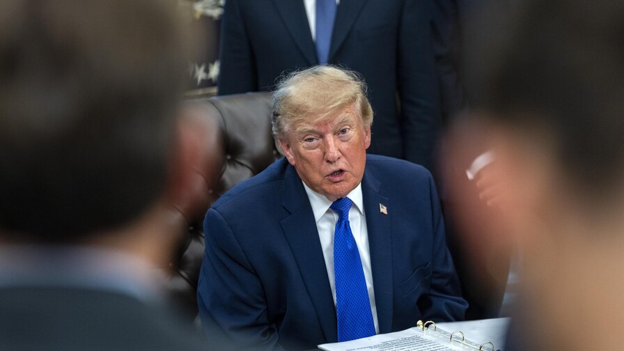 Trump anuncia regulación de inteligencia artificial Musk, Bezos y otros líderes tecnológicos se citan con Trump para debatir sobre IA