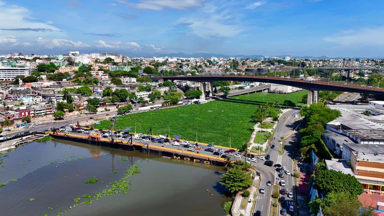 La concentración del jacinto de agua se produce por la crecida de los ríos Ozama e Isabela cuando se registran lluvias en sus cuencas alta y media.