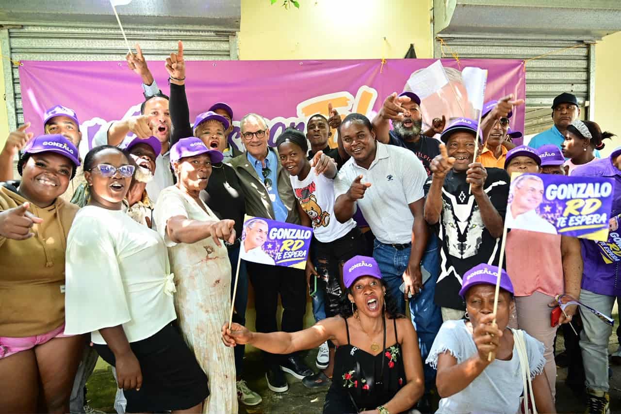 El aspirante presidencial peledeísta Gonzalo Castillo junto a simpatizantes en su visita a Monte Plata. 