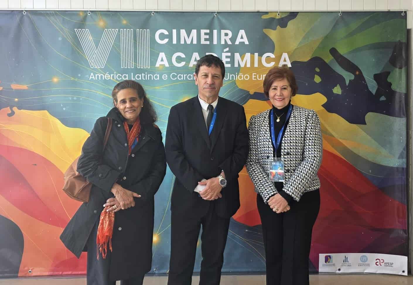 Josefina Pimentel, a la derecha, comparte con otros participantes en la VII Cumbre Académica ALC-UE en Portugal.