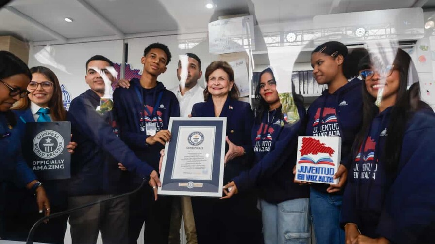 Abinader recibe a estudiantes rompieron récord Guinness de lectura