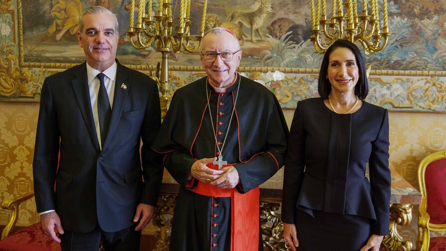Abinader aborda con el secretario de Estado del vaticano las repercusiones de los conflictos