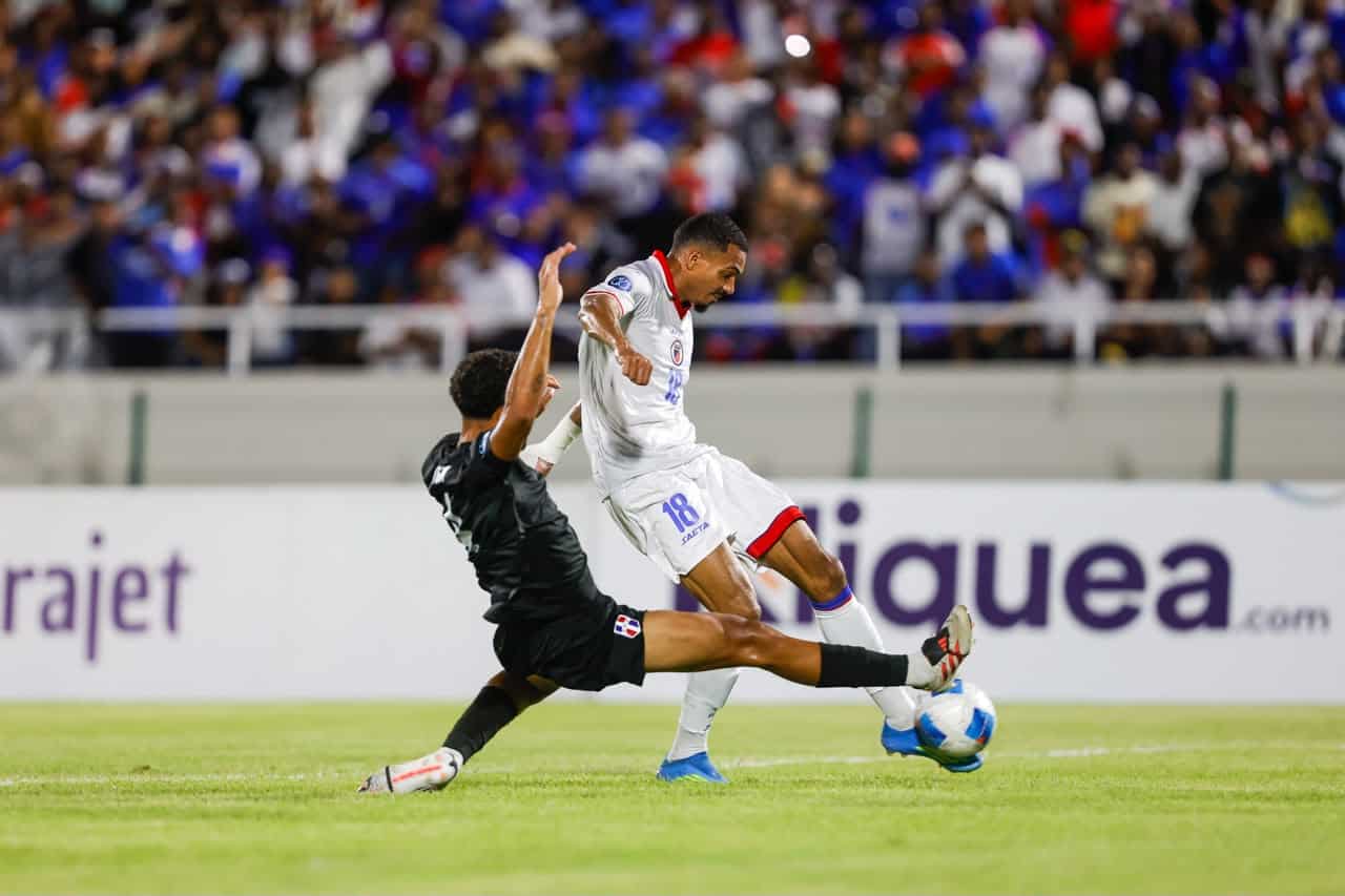 Dos jugadores se disputan el balón.
