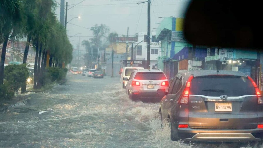 El Gran Santo Domingo amanece bajo agua; el COE amplía a 9 las provincias en alerta amarilla