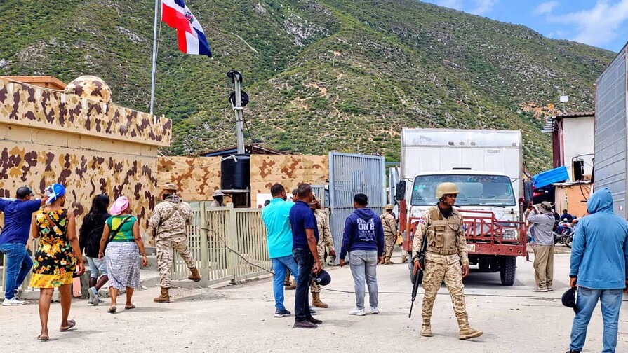 Comercio continúa en Jimaní mientras el Ejército dominicano refuerza la vigilancia fronteriza