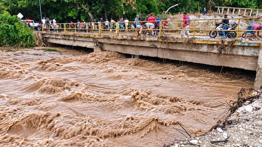 Río Barrera vuelve a rugir: crecida bloquea puente, golpea agricultura y enciende alarma en Los Ríos