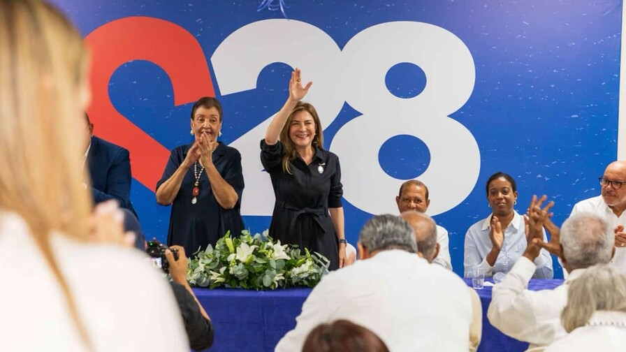 Carolina Mejía recibe respaldo de dirigente política Besaida Manola Santana de Báez