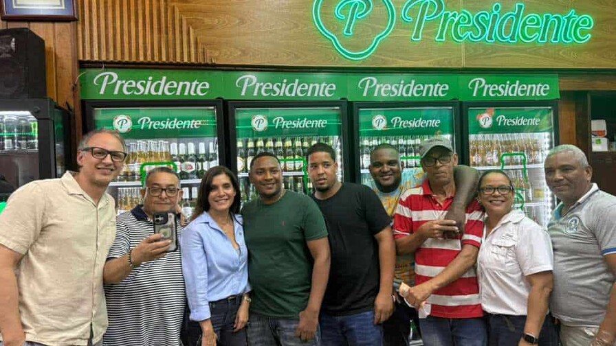 Encuentro de presidenciables con la embajadora de Estados Unidos Embajadora de EE. UU. disfruta un viernes “a modo dominicano” en un colmado del Distrito Nacional