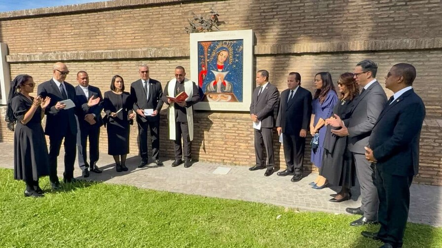 Desde el Vaticano, Abinader llama a orar por la salud del papa León XIV