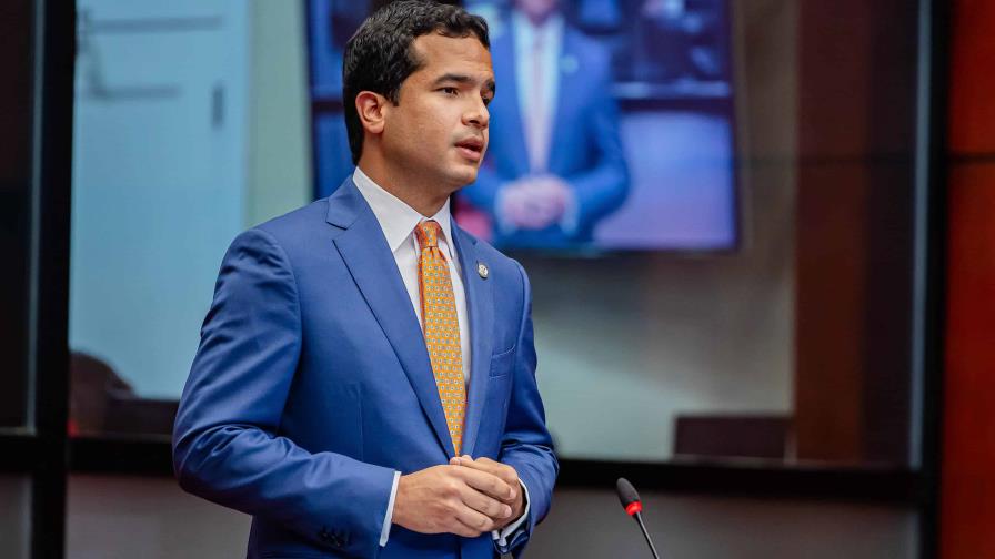 Omar Fernández dice fue ingresado por gastroenteritis bacteriana