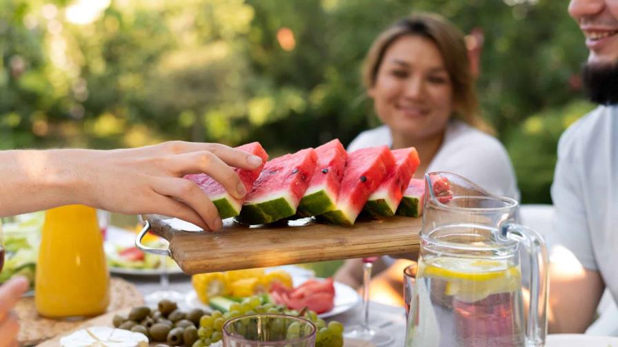 Pronostican ambiente soleado y chubascos en la tarde en el clima en RD La alimentación en tiempos de calor, opciones calurosas