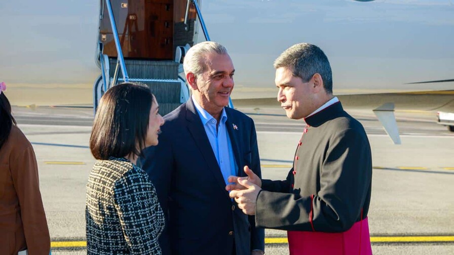 Luis Abinader en Praga para participar en Forum 2000 Luis Abinader llega a Roma para reunirse con el papa León XIV