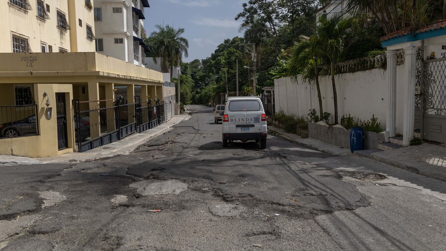 “Como una torta de casabe”: esperan reparación de calle afectada por lluvias en Don Honorio