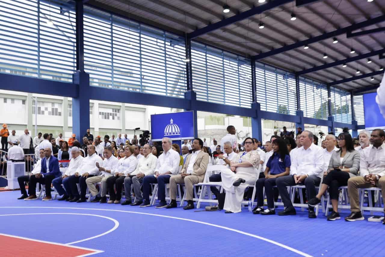 Presentes en el acto de inauguración del Complejo Educativo y Deportivo Pedro Martínez.