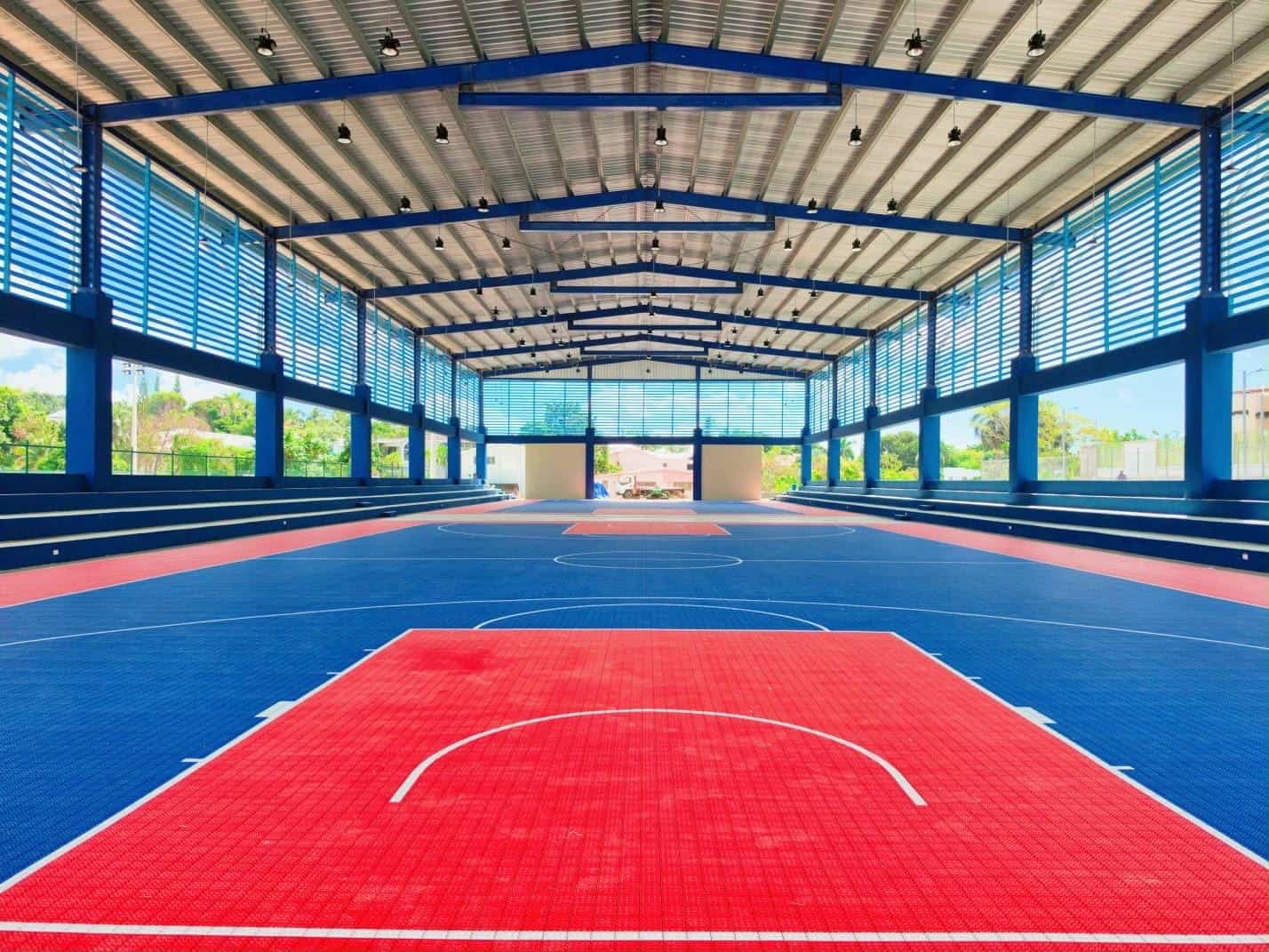 Cancha de baloncesto y voleibol.