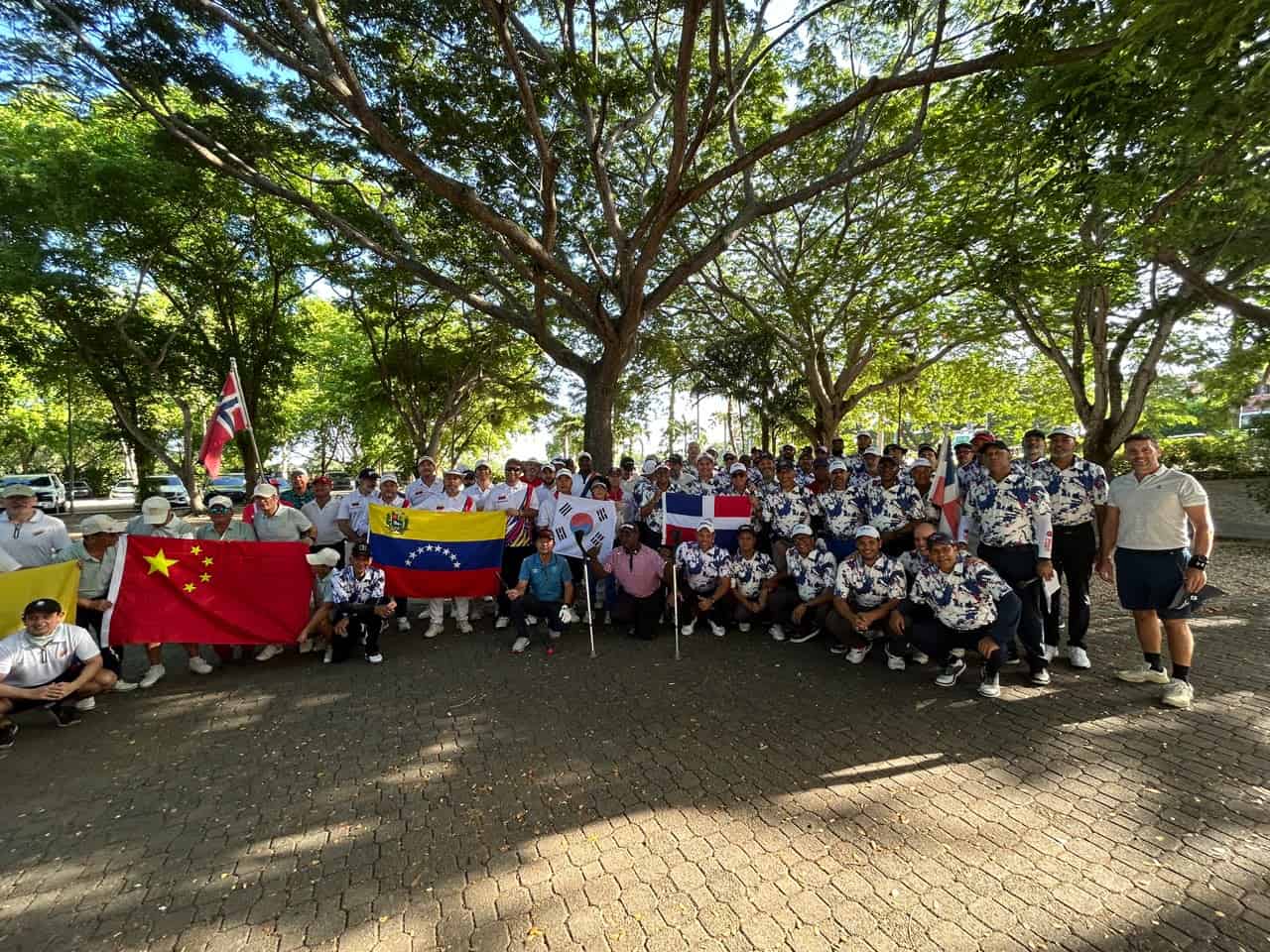 Golfistas de diferentes nacionalidades acompañaron a Manuel De Los Santos durante el homenaje realizado en el marco del Torneo entre Naciones 2026.
