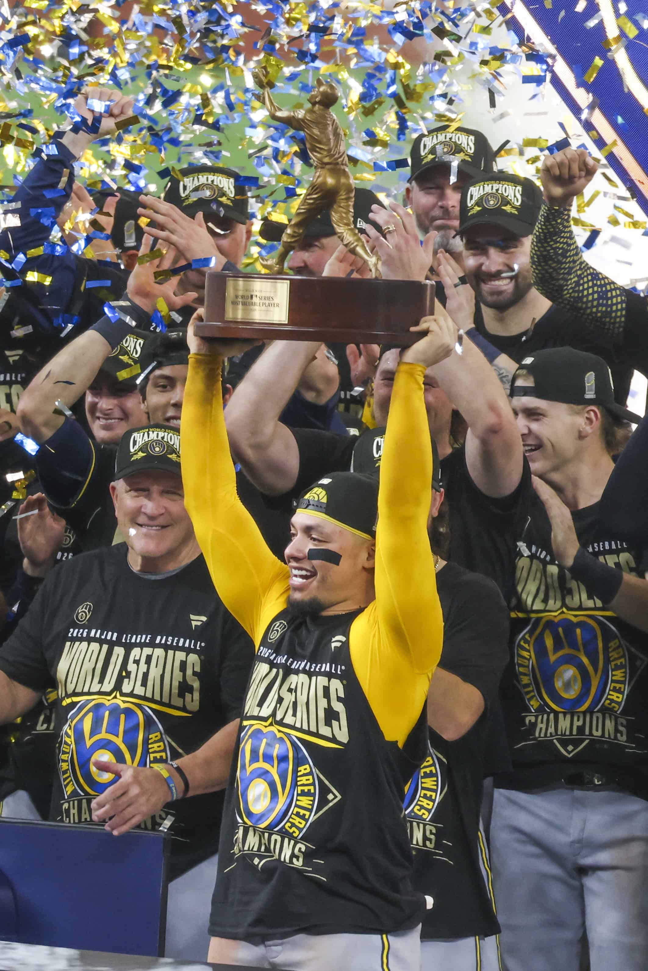 El receptor de los Milwaukee Brewers, William Contreras (C), Jugador Más Valioso de la Serie Mundial, celebra la victoria en la Serie Mundial tras el quinto partido de la Serie Mundial de las Grandes Ligas de Béisbol (MLB) ante los Tampa Bay Rays en el Tropicana Field de San Petersburgo, Florida, EE. UU., el 28 de octubre de 2026. 